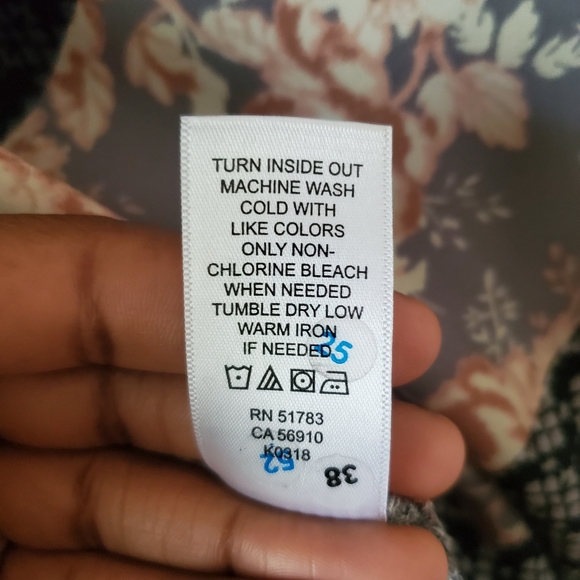 Maurices Gray V-Neck Graphic Print Back Short Sleeve Pullover Blouse Siz… - Picture 8 of 8